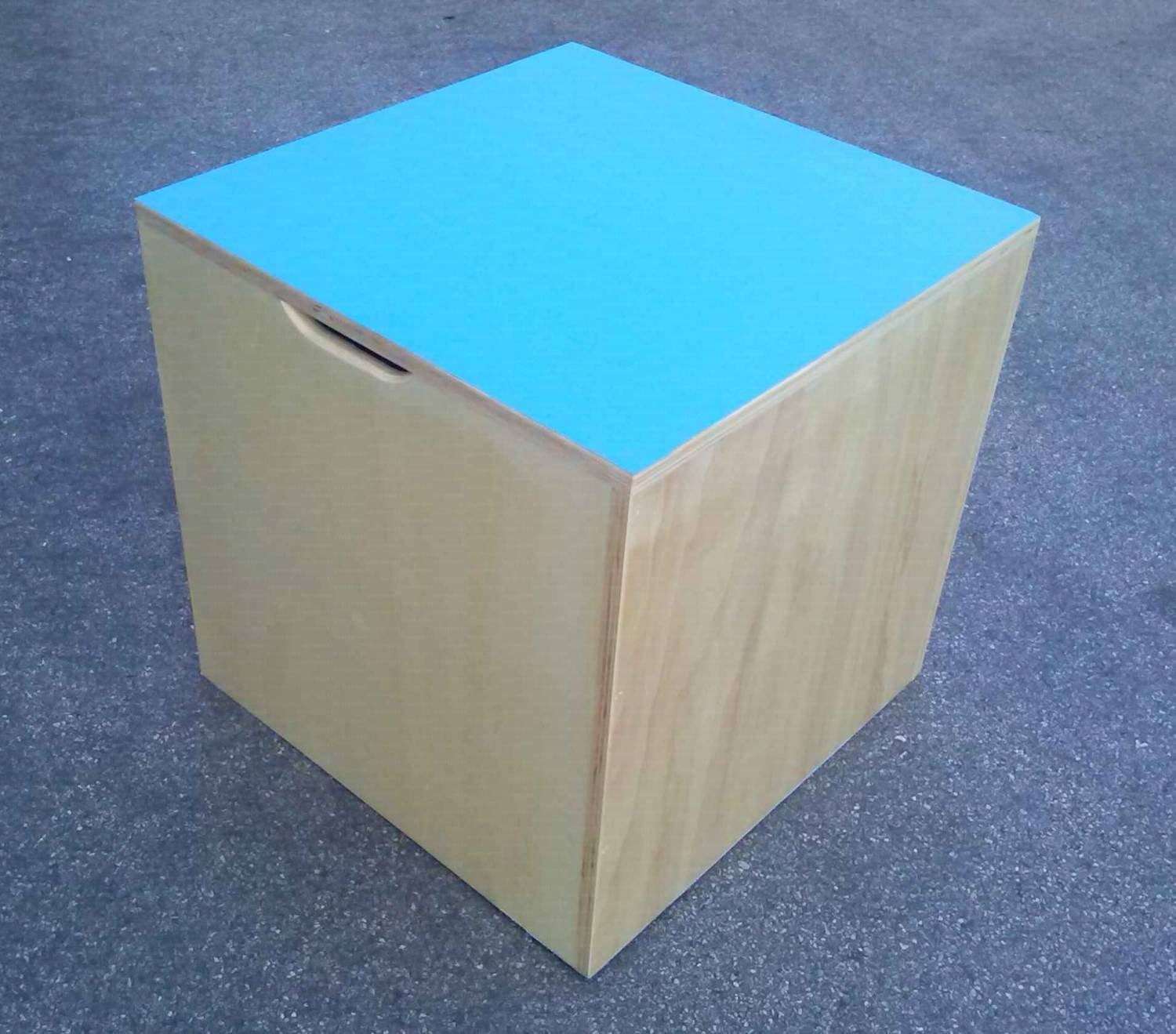 Cubo propriocettivo misura 60x60x60 cm., in legno con fondo e piano superiore dotato di antiscivolo, con impugnature per il trasporto.