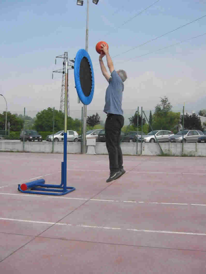 Pannello elastico palla indietro multiuso, regolabile in altezza e orientabile con incremento della velocit� della palla. (escluso basamento)