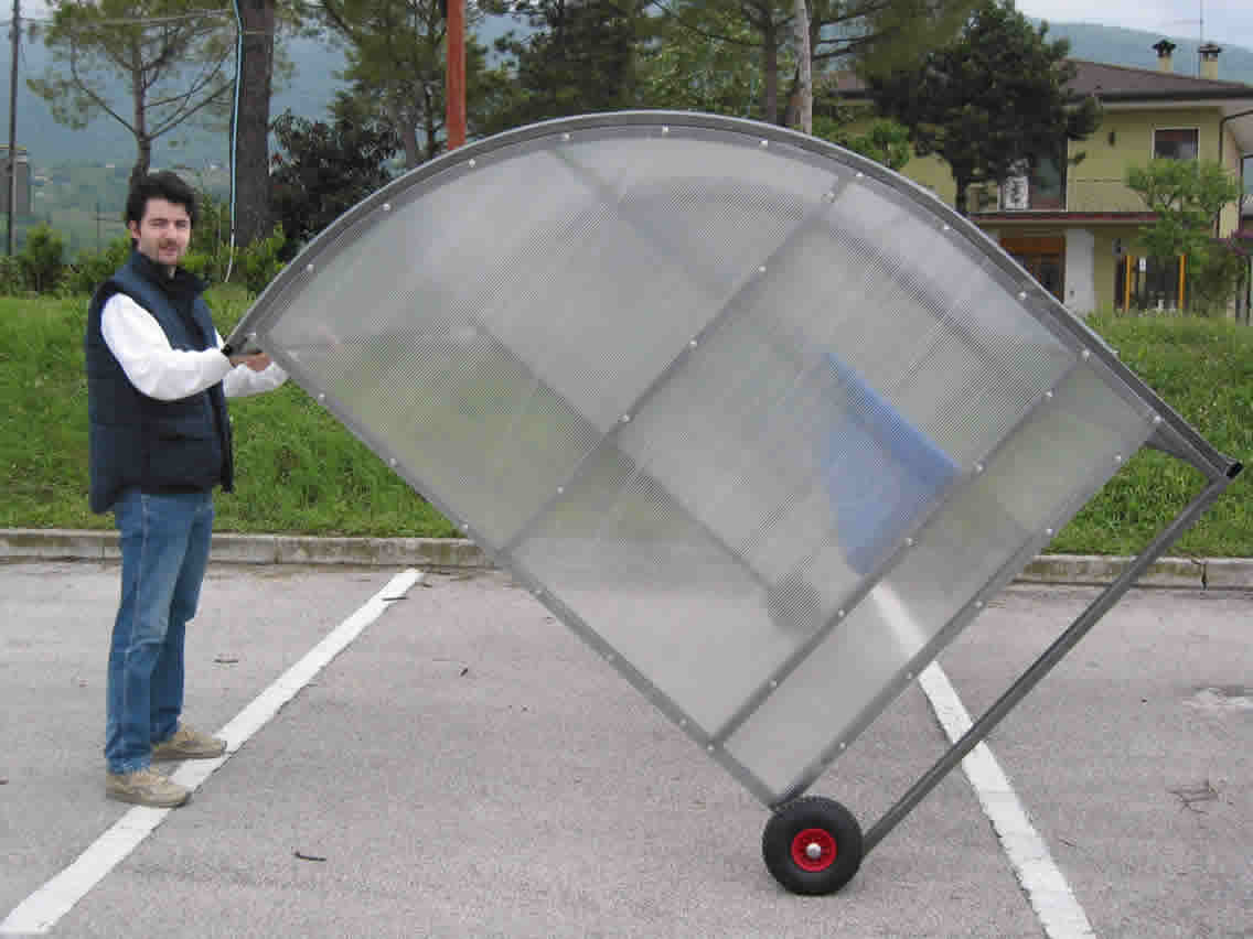 Panchina mobile su ruote, in alluminio, ricoperta in policarbonato alveolare, modulo da 3 metri.