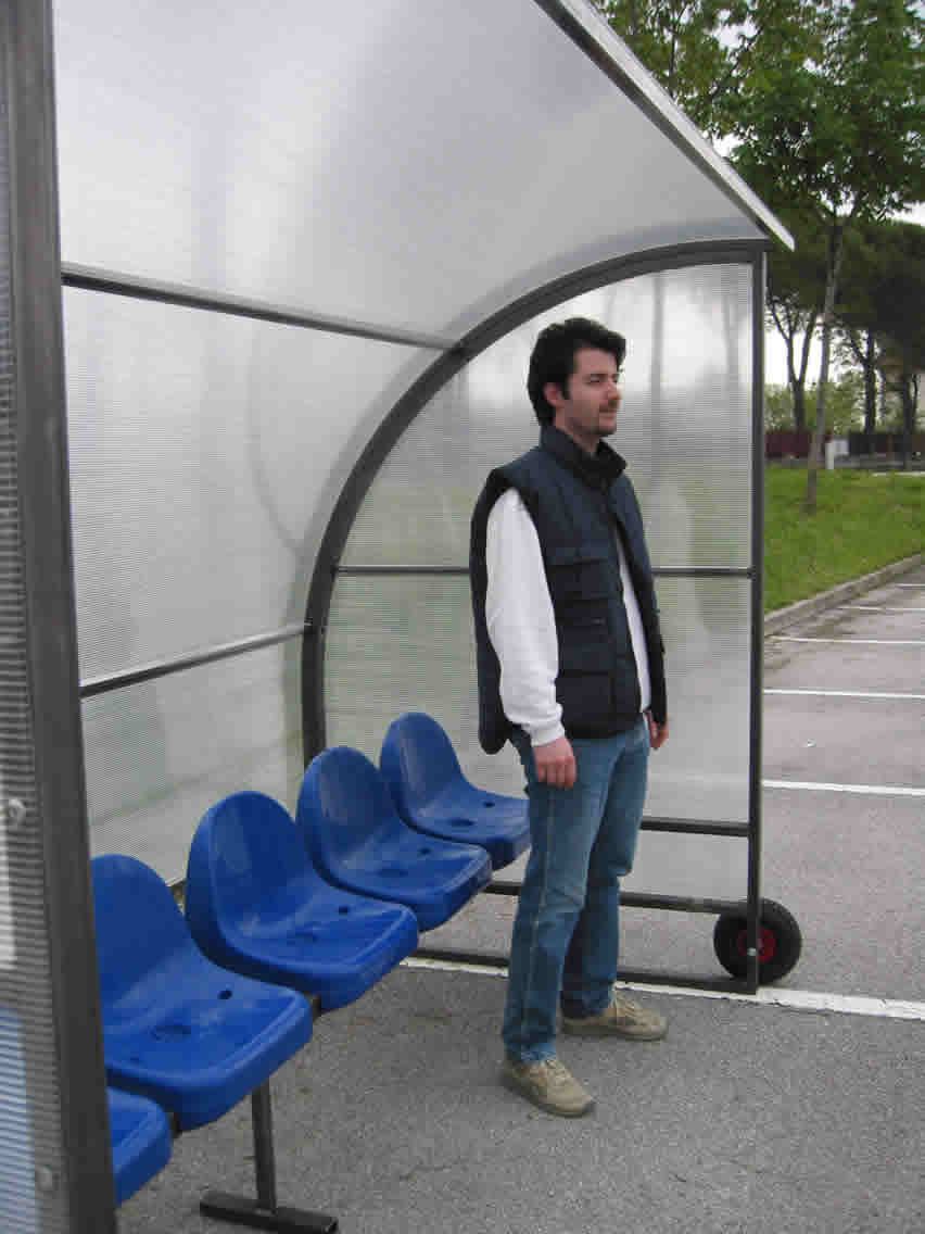Panchina mobile su ruote, in alluminio, ricoperta in policarbonato alveolare, modulo da 3 metri.