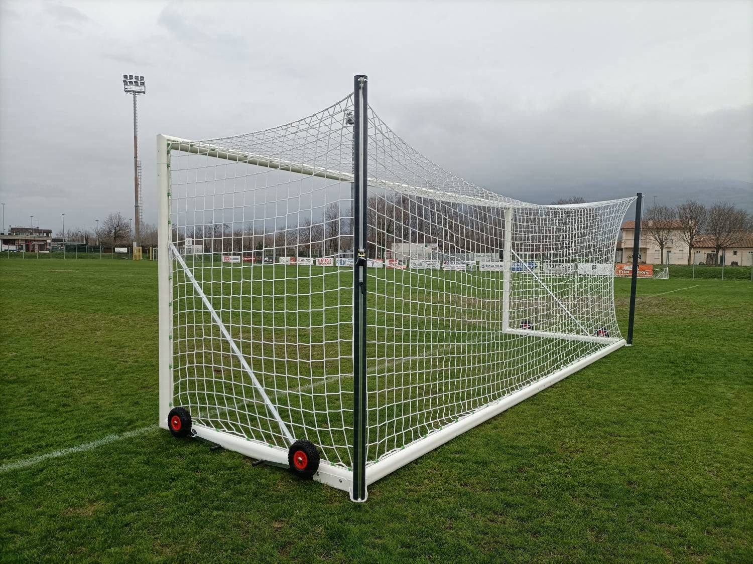 Porta calcio 732x244 cm. mobile, in alluminio, a norma UNI EN 748, con sistema di tensionamento rete con pali posteriori verticali e sistema di trasporto su ruote.