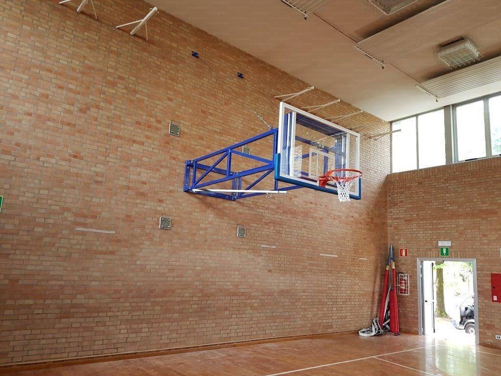 Impianto basket pieghevole a libro, tabellone in legno. Sbalzo 320 cm